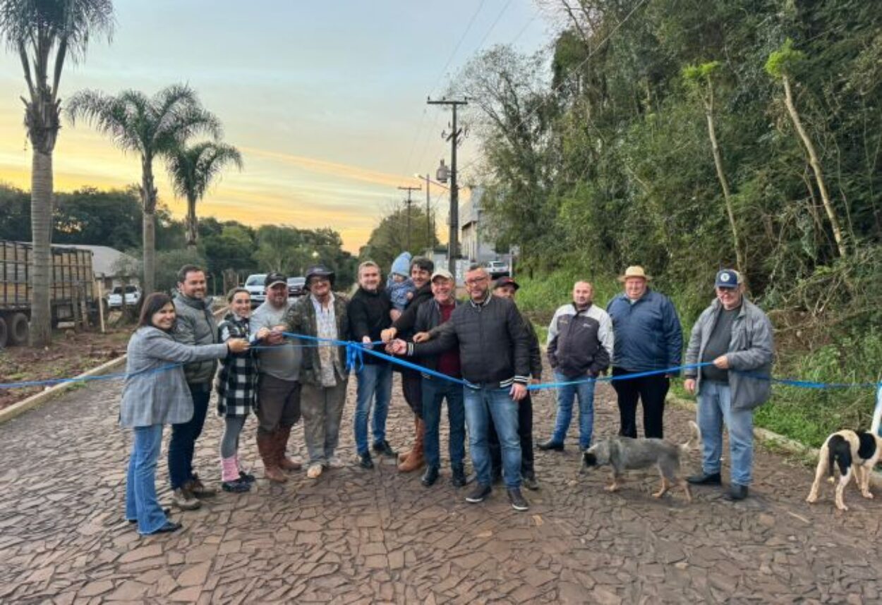 Calçamentos são inaugurados, no interior de Ijuí Calçamentos são inaugurados, no interior de Ijuí