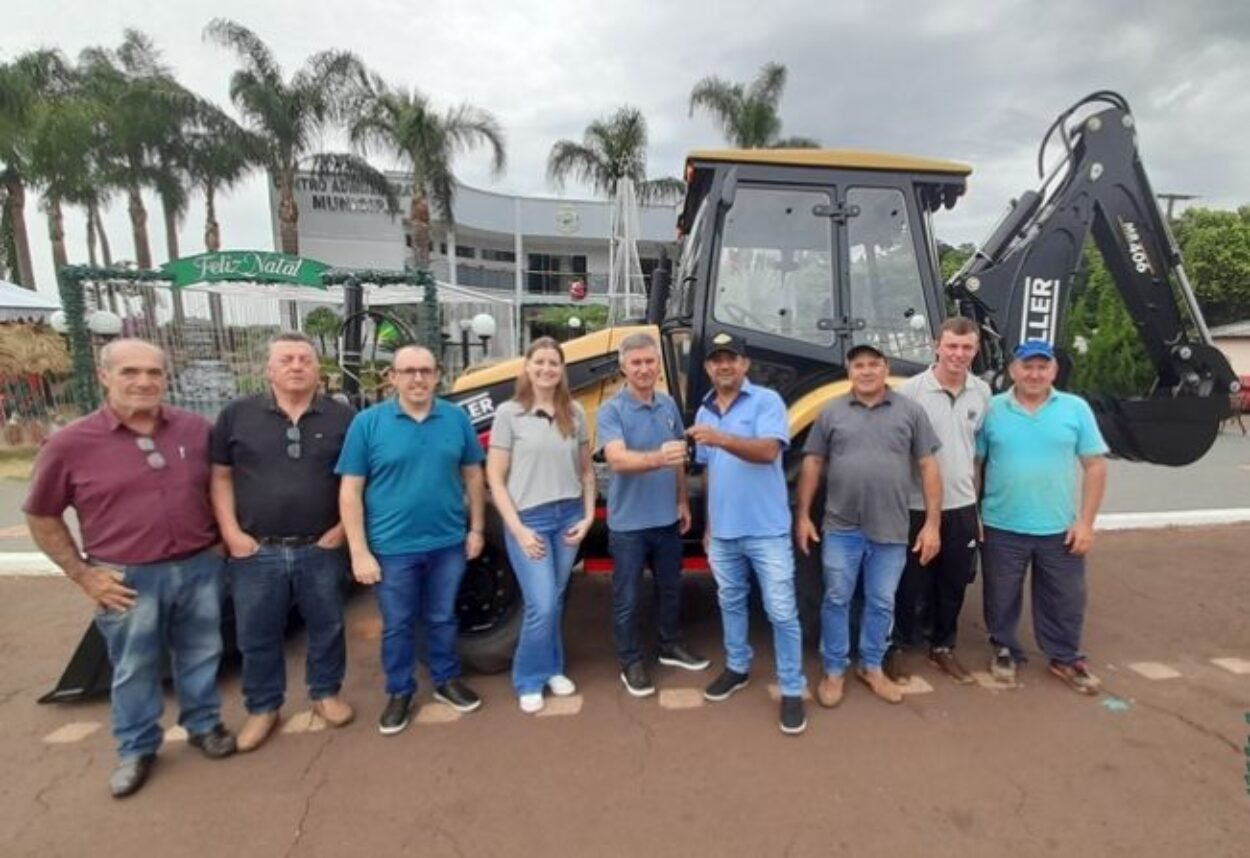 Município entrega retroescavadeira nova para Secretaria de Obras e Agricultura Município entrega retroescavadeira nova para Secretaria de Obras e Agricultura