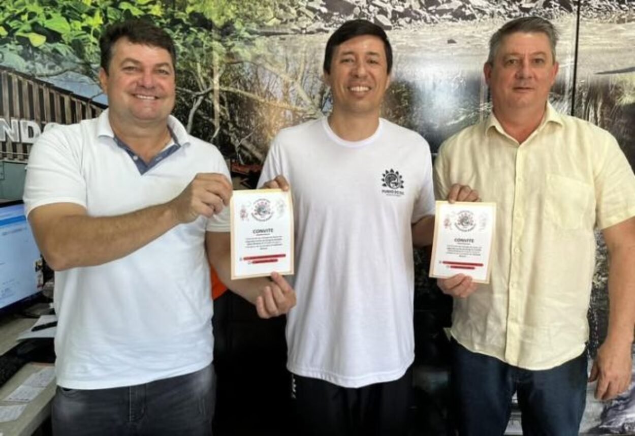 Professor entrega convite para evento de formatura e troca de faixas do Projeto Kung Fu Cidadania de Coronel Barros