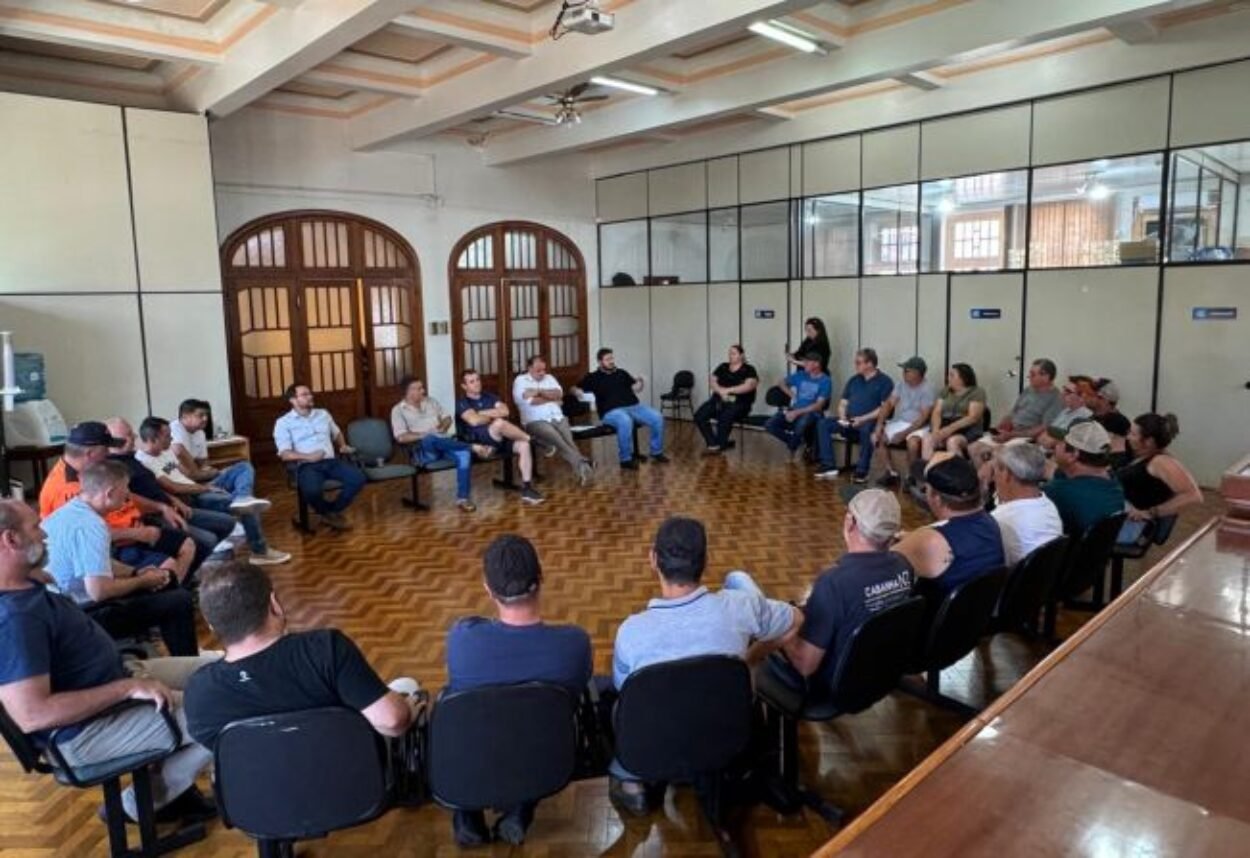 Poder Executivo dialoga com moradores sobre recuperação de estradas rurais em Ijuí