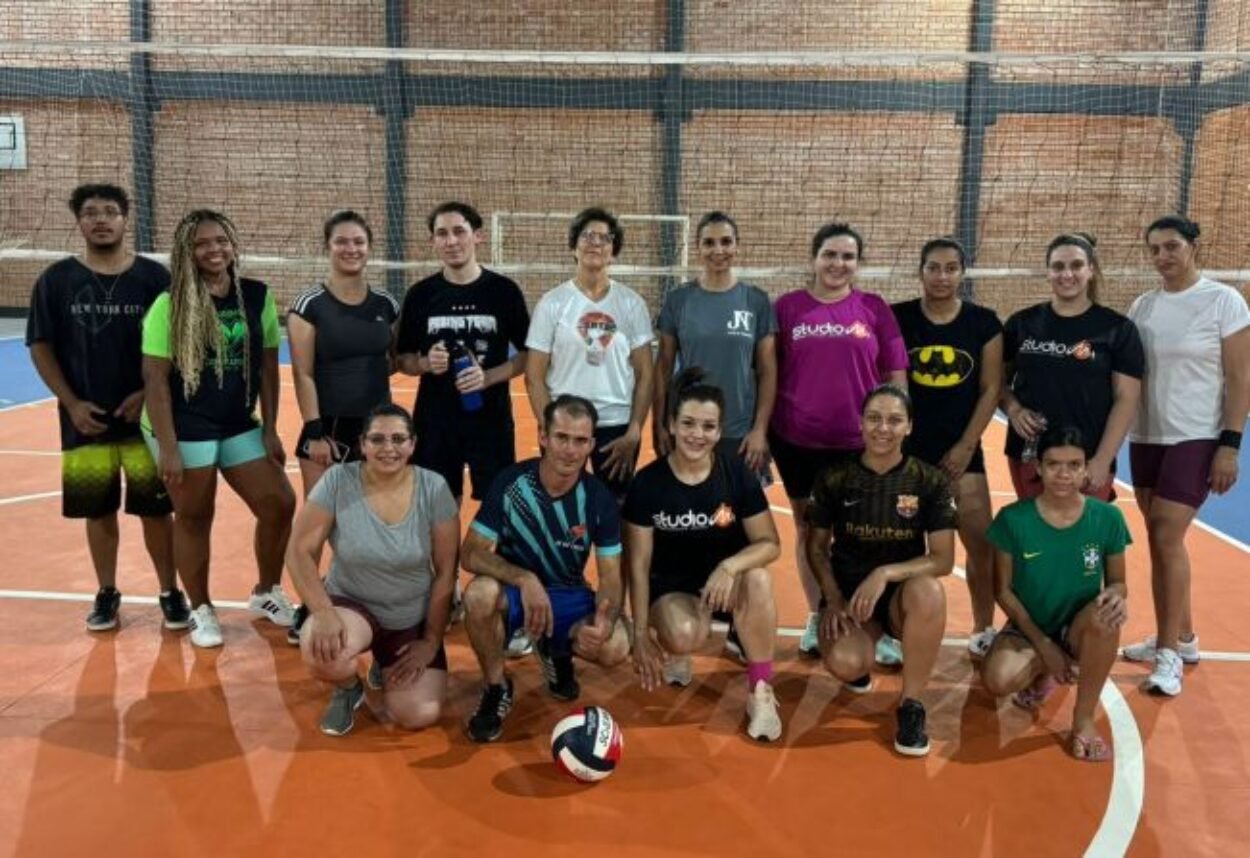 Hoje é dia de aula de vôlei
