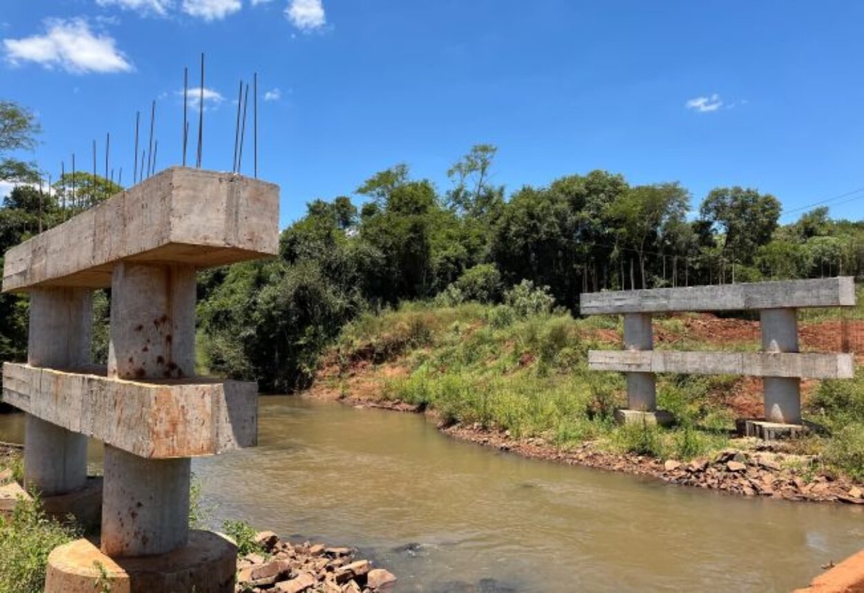 Obras de construção da ponte na Linha Cambará