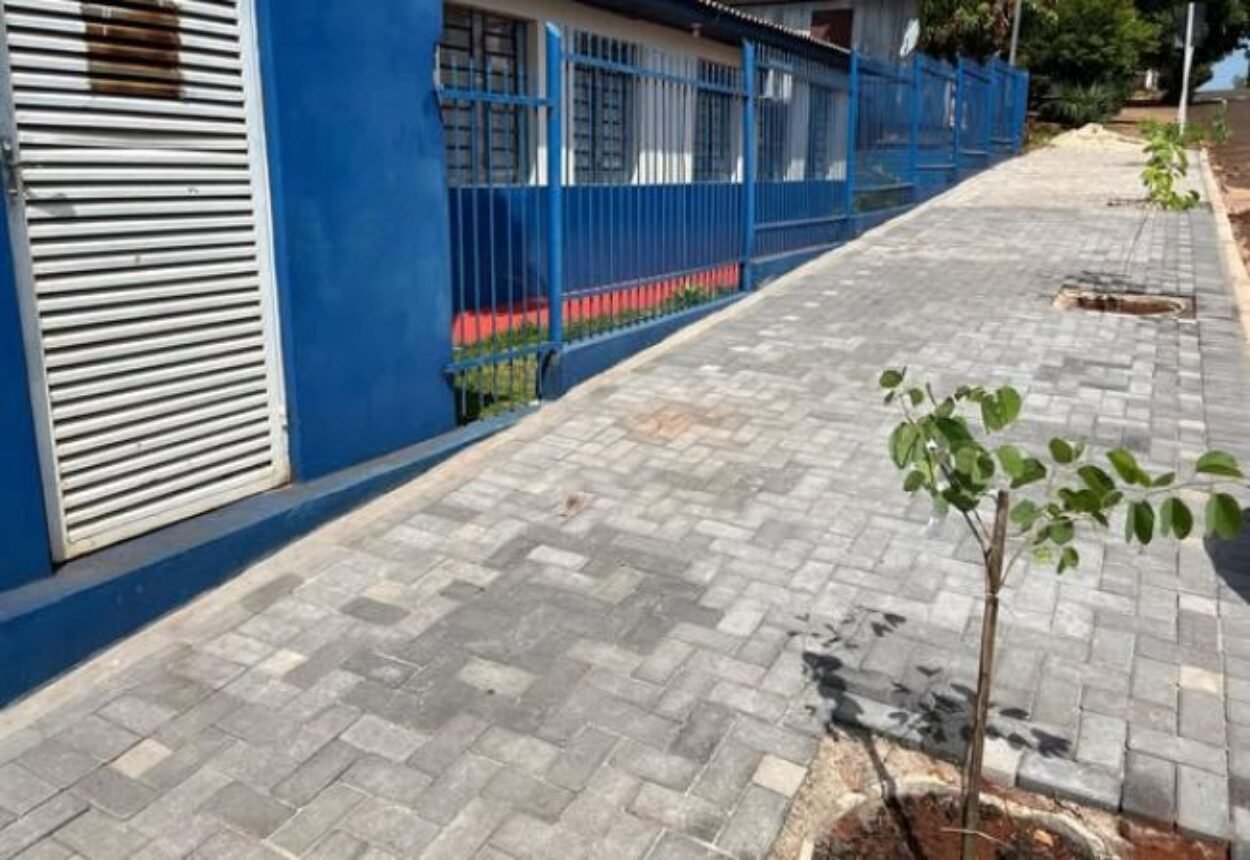 Plantio de mudas de árvores em frente à EMP