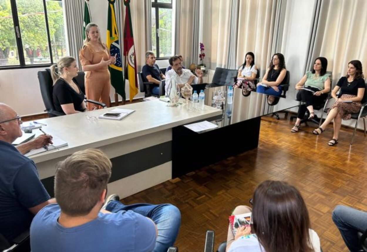 Secretários Municipais participam de treinamento com a Assessoria de Projetos do município Secretários Municipais participam de treinamento com a Assessoria de Projetos do município