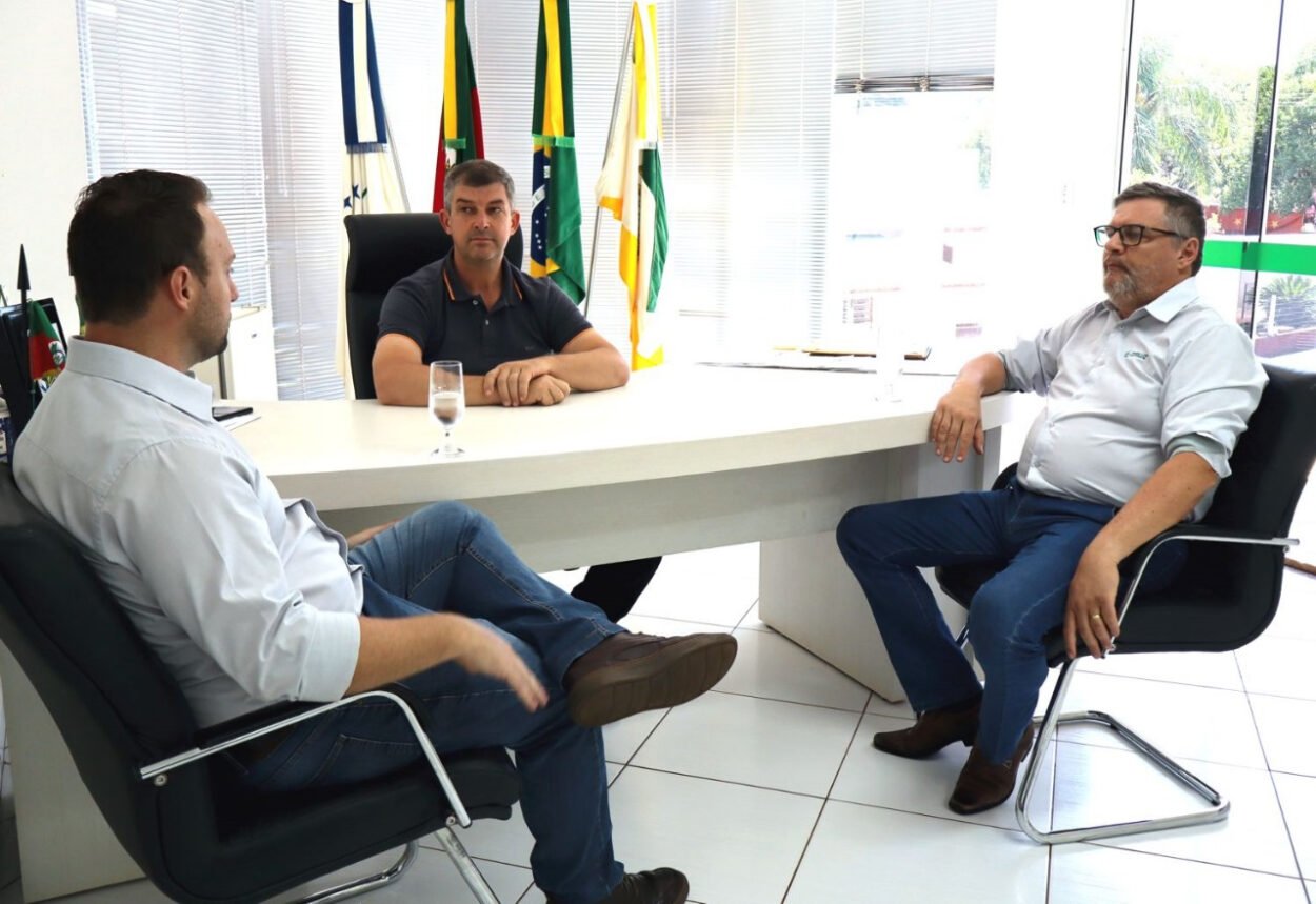 CERILUZ FORTALECE PARCERIA COM PREFEITURAS PARA MELHORAR SERVIÇOS.