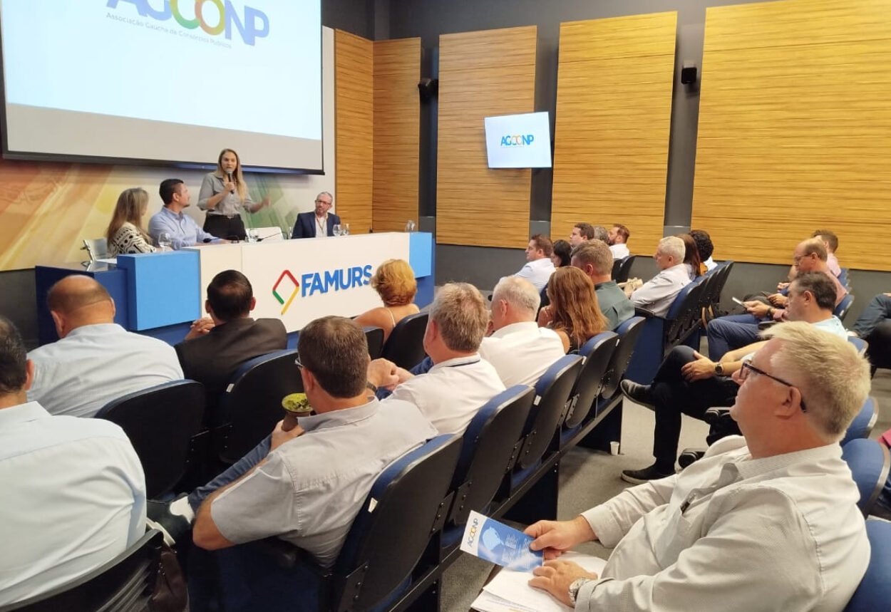 Prefeito Paulo Dolovitsch participa de assembleia