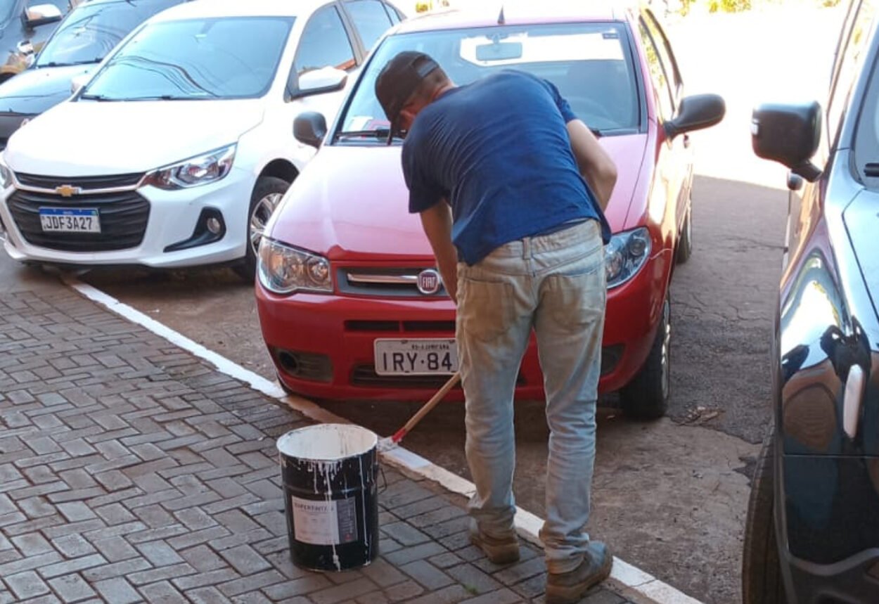 Secretaria de Obras inicia pintura dos cordões na área urbana