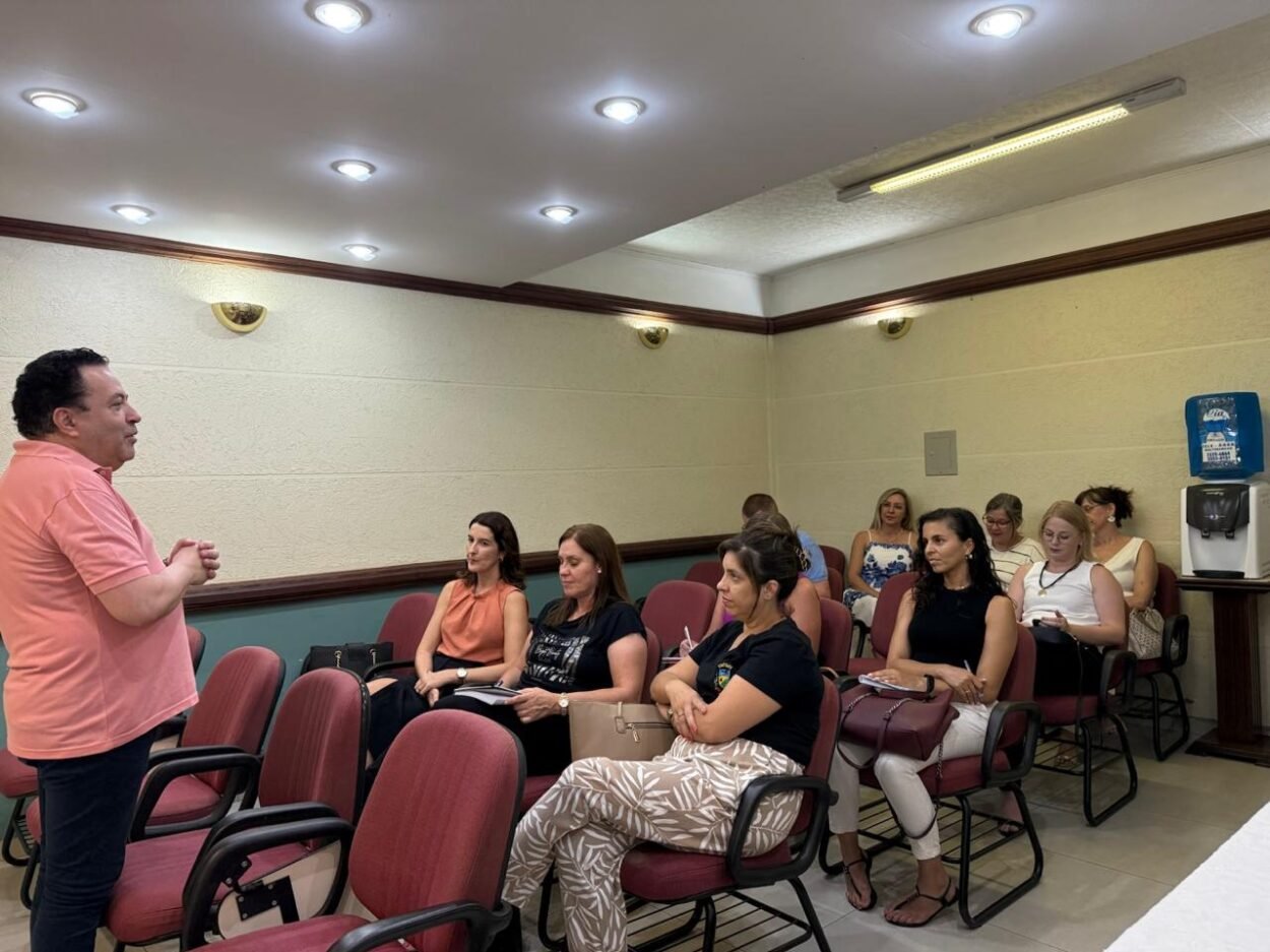 Reunião Conseme início 2025 (2) Secretário de Educação de Ijuí, foi reconduzido como coordenador, junto com as secretárias de Condor, Sandra de Bairros, e de Pejuçara, Emanueli Basso (Fotos: Reprodução)