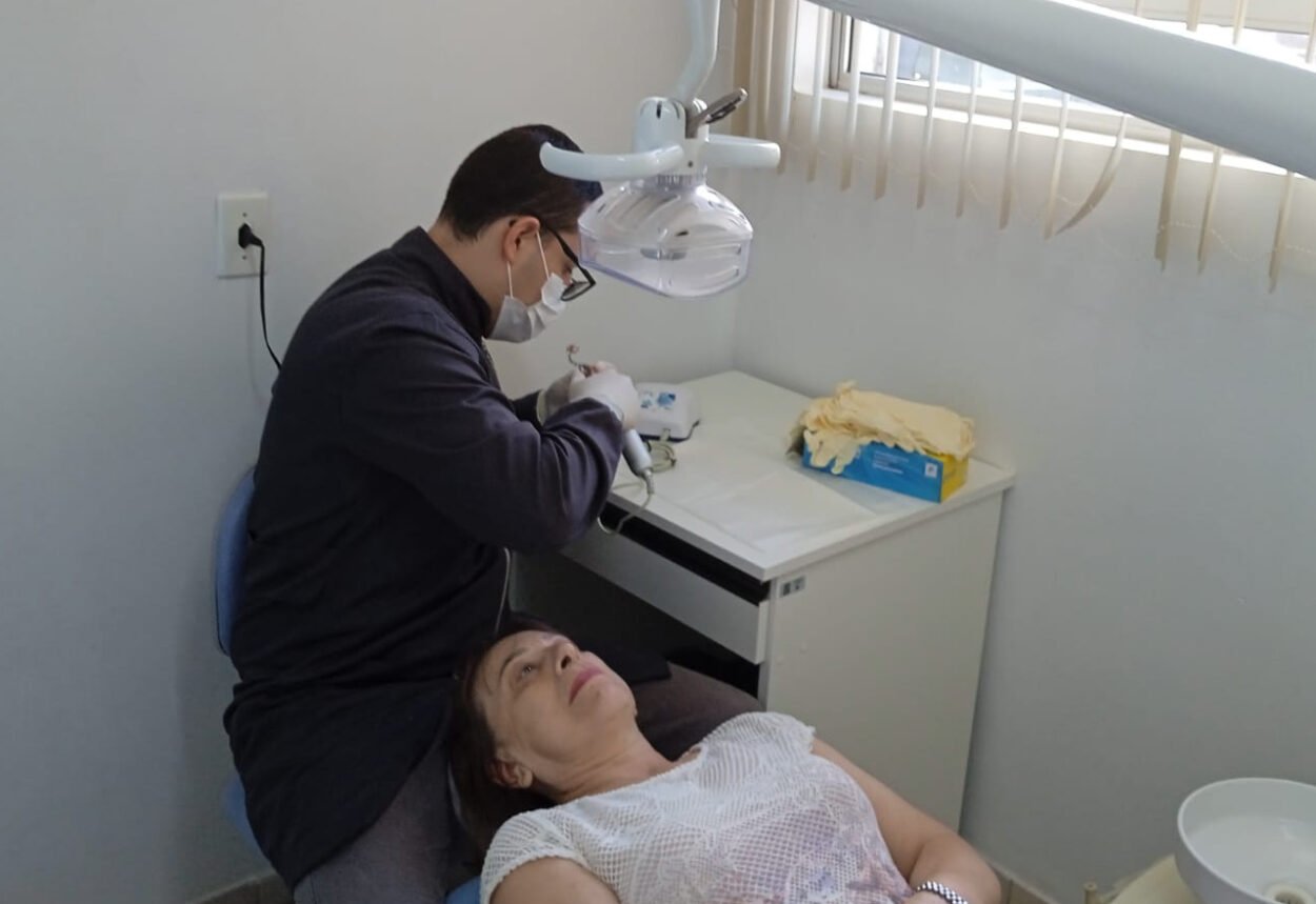 Secretaria de Saúde realiza entrega de próteses dentárias