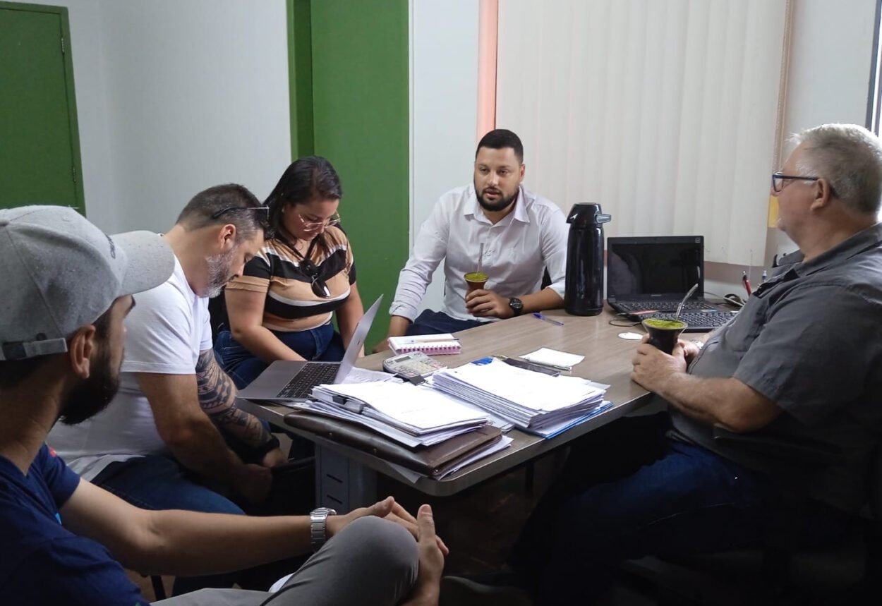 Prefeito Paulo Dolovitsch recebe assessor da Secretaria do Esporte e Lazer