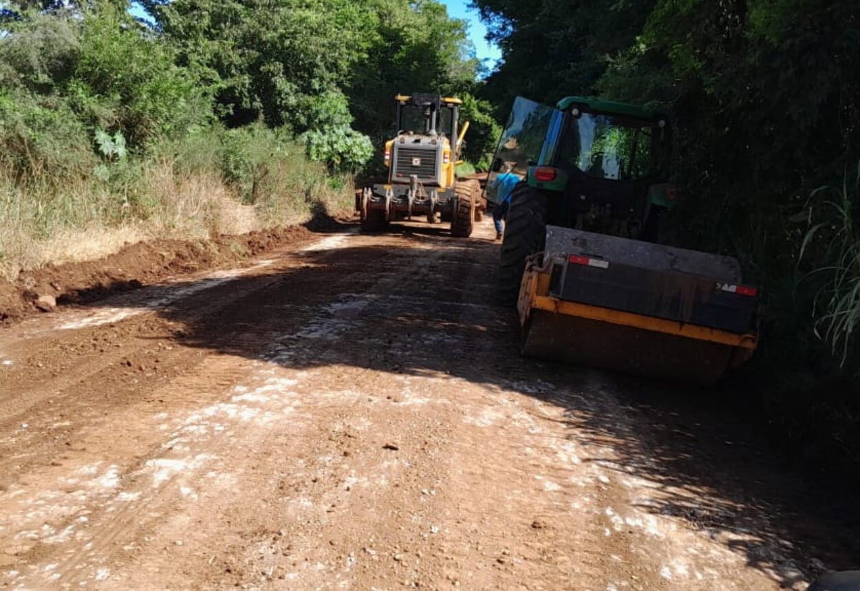 Secretaria de Obras continua a manutenção das estradas