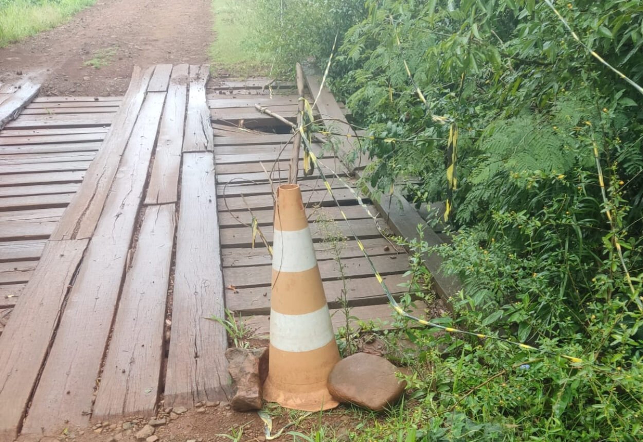 MUNICÍPIO DE BOZANO INICIA AS OBRAS DA CONSTRUÇÃO DE UM BUEIRO NA ESTRADA DA LINHA 42, NO ARROIO NOQUE.