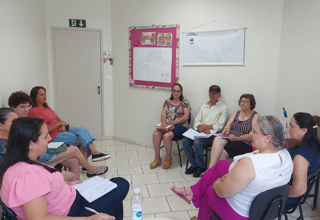 Vice-Prefeita participa de reunião com Grupos de Idosos