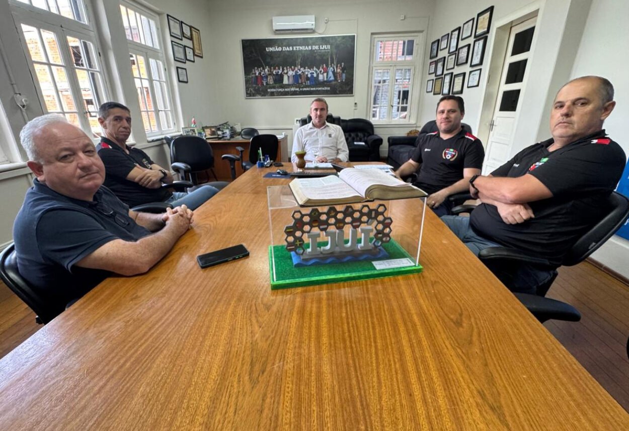 Prefeito recebe direção do Ijuí Futsal Prefeito recebe direção do Ijuí Futsal