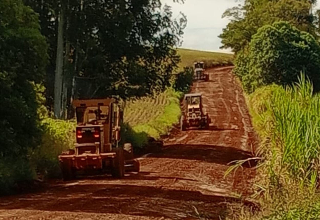 Avançam as obras de patrolamento na ERS-514 Avançam as obras de patrolamento na ERS-514