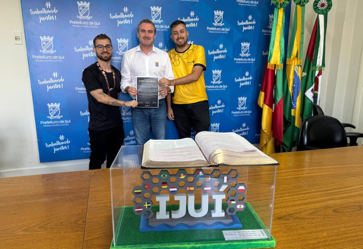 Prefeito recebe convite para o XV Dia do Profissional do Rotaract Club Ijuí Nova Geração Prefeito recebe convite para o XV Dia do Profissional do Rotaract Club Ijuí Nova Geração