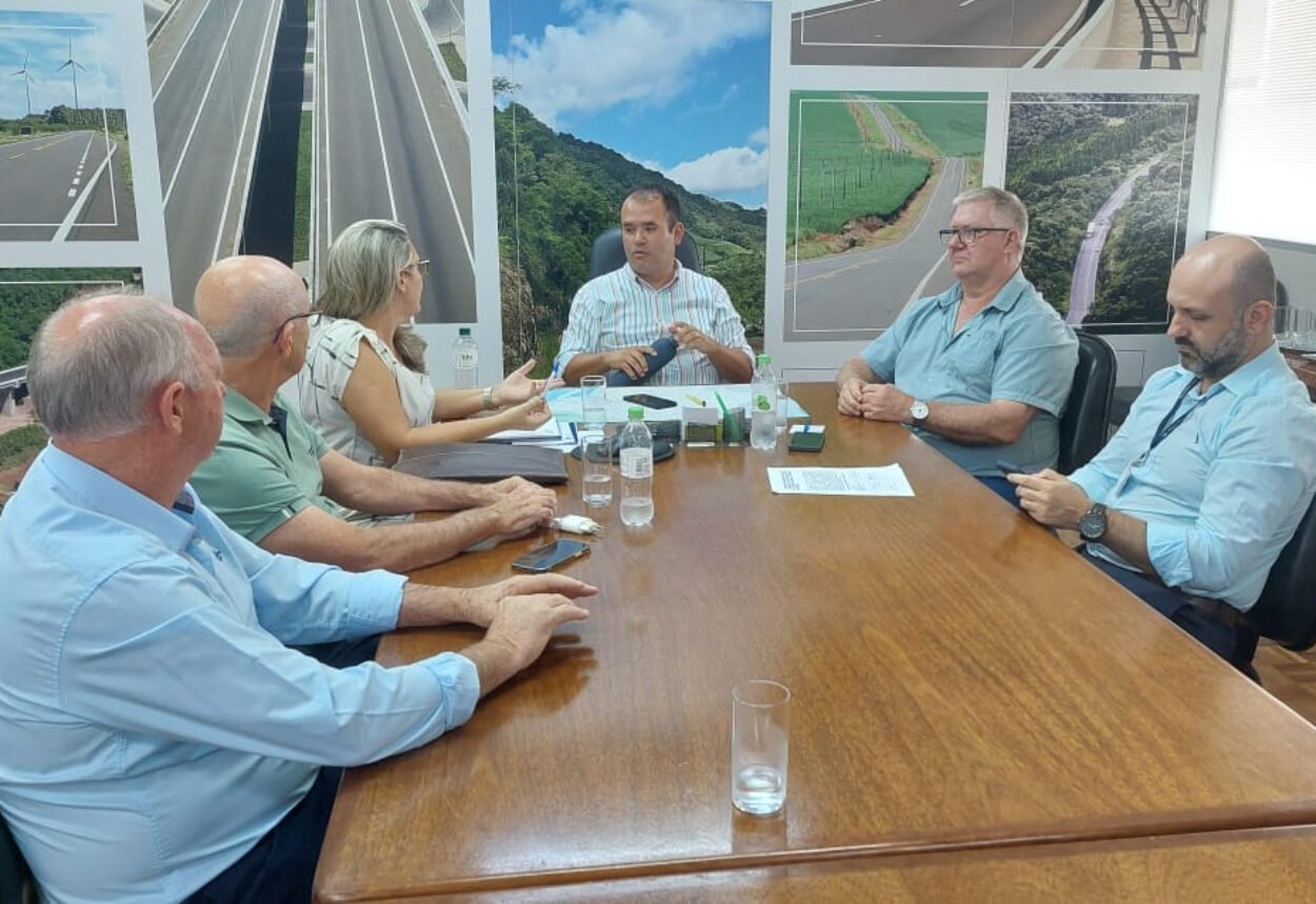 Comitiva alinha ações para atualização do Projeto de Asfaltamento da ERS 514