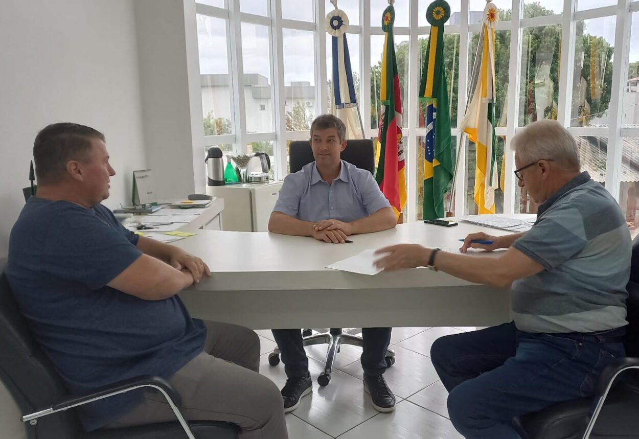 PREFEITO DECRETA SITUAÇÃO DE EMERGÊNCIA DEVIDO ESTIAGEM. PREFEITO DECRETA SITUAÇÃO DE EMERGÊNCIA DEVIDO ESTIAGEM.