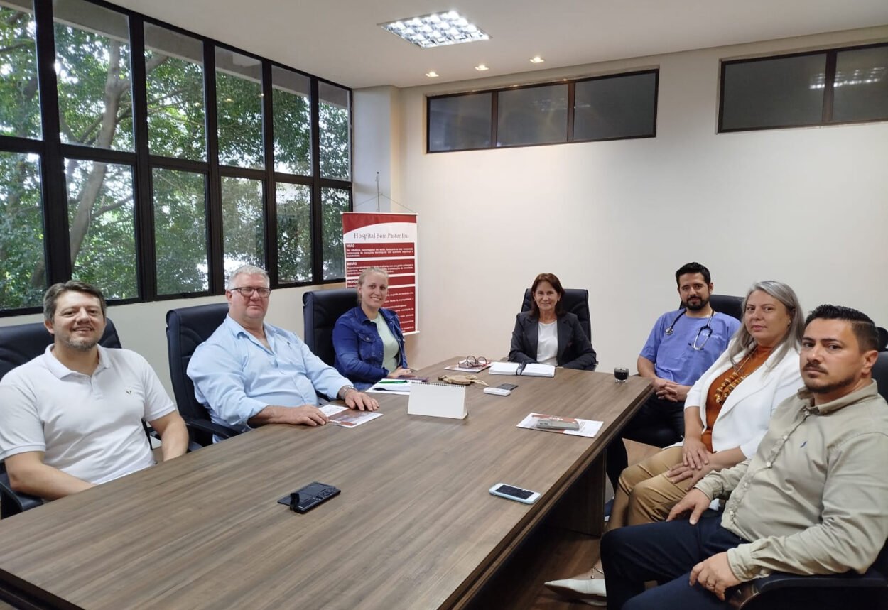Prefeito, vice-prefeita e secretária de saúde visitam Hospital Bom Pastor