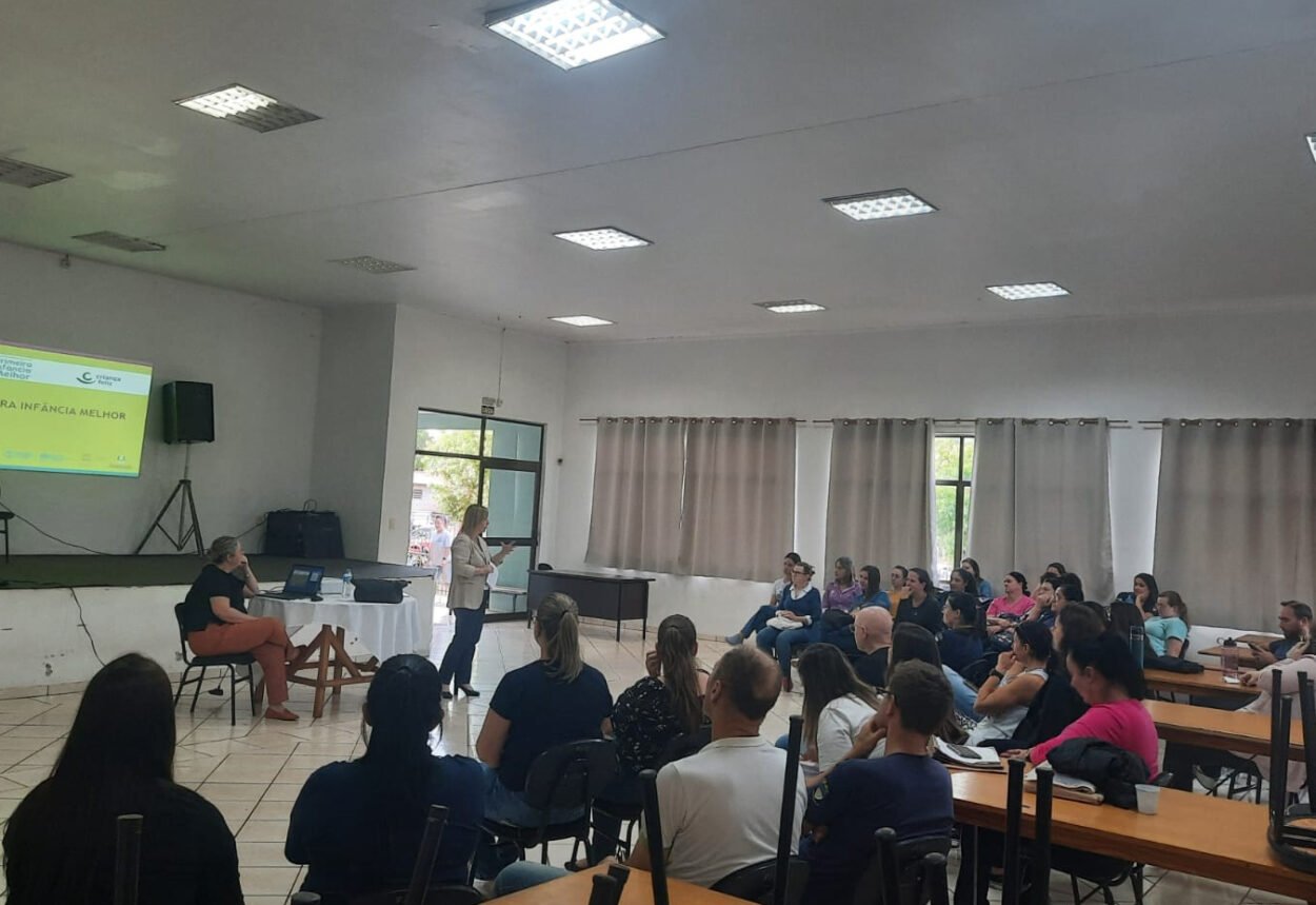 Servidores participam de palestra sobre o Programa Primeira Infância Melhor