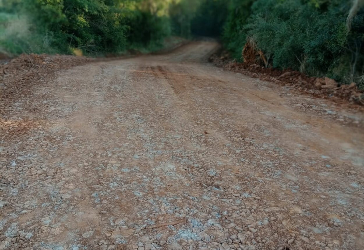 Secretaria Municipal de Obras conclui cascalhamento de estrada na Linha 29