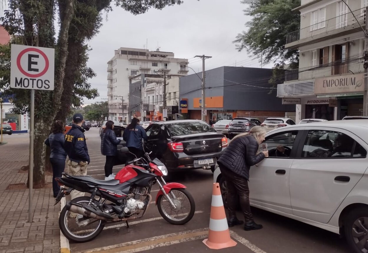 Blitz Educativa é realizada na Praça da república
