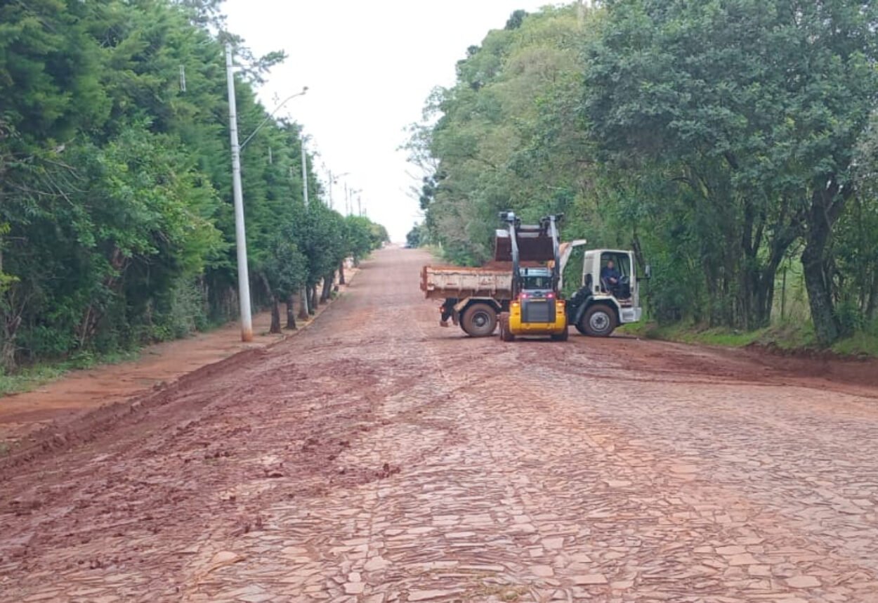 Secretaria de Obras realiza limpeza de sarjeta