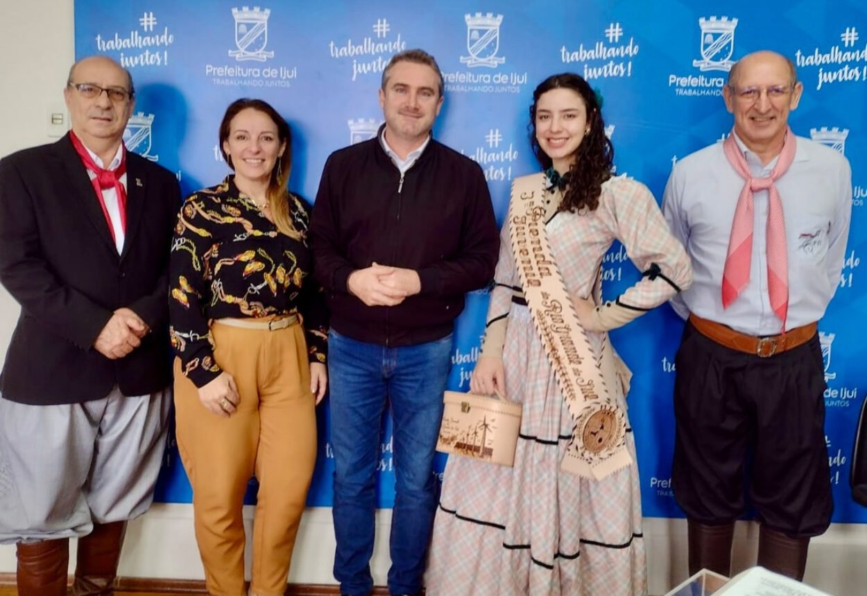 Prefeito recebe visita da 3ª prenda juvenil do RS