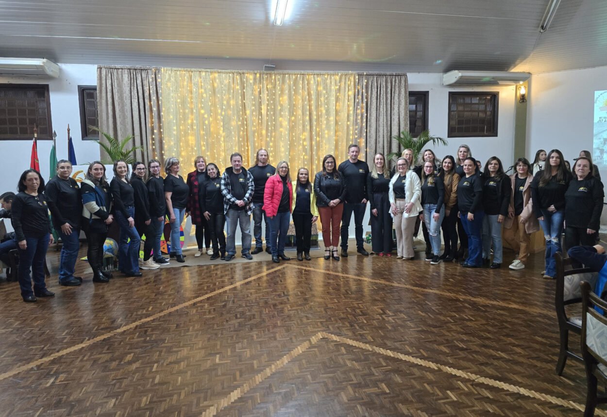 Escola Municipal Fundamental Estado do Amazonas celebra 60 anos com jantar comemorativo Escola Municipal Fundamental Estado do Amazonas celebra 60 anos com jantar comemorativo