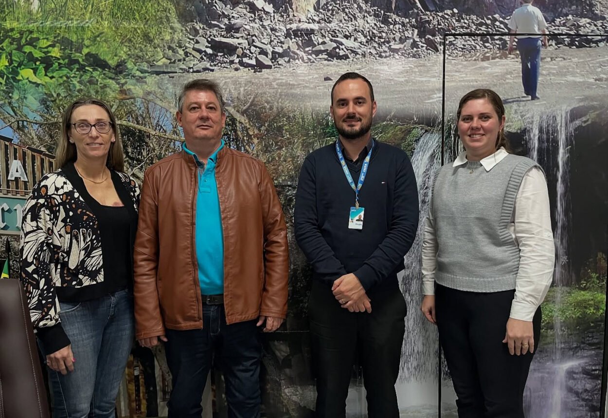 Gerente da Caixa visita gabinete do prefeito de Coronel Barros para tratar sobre habitação