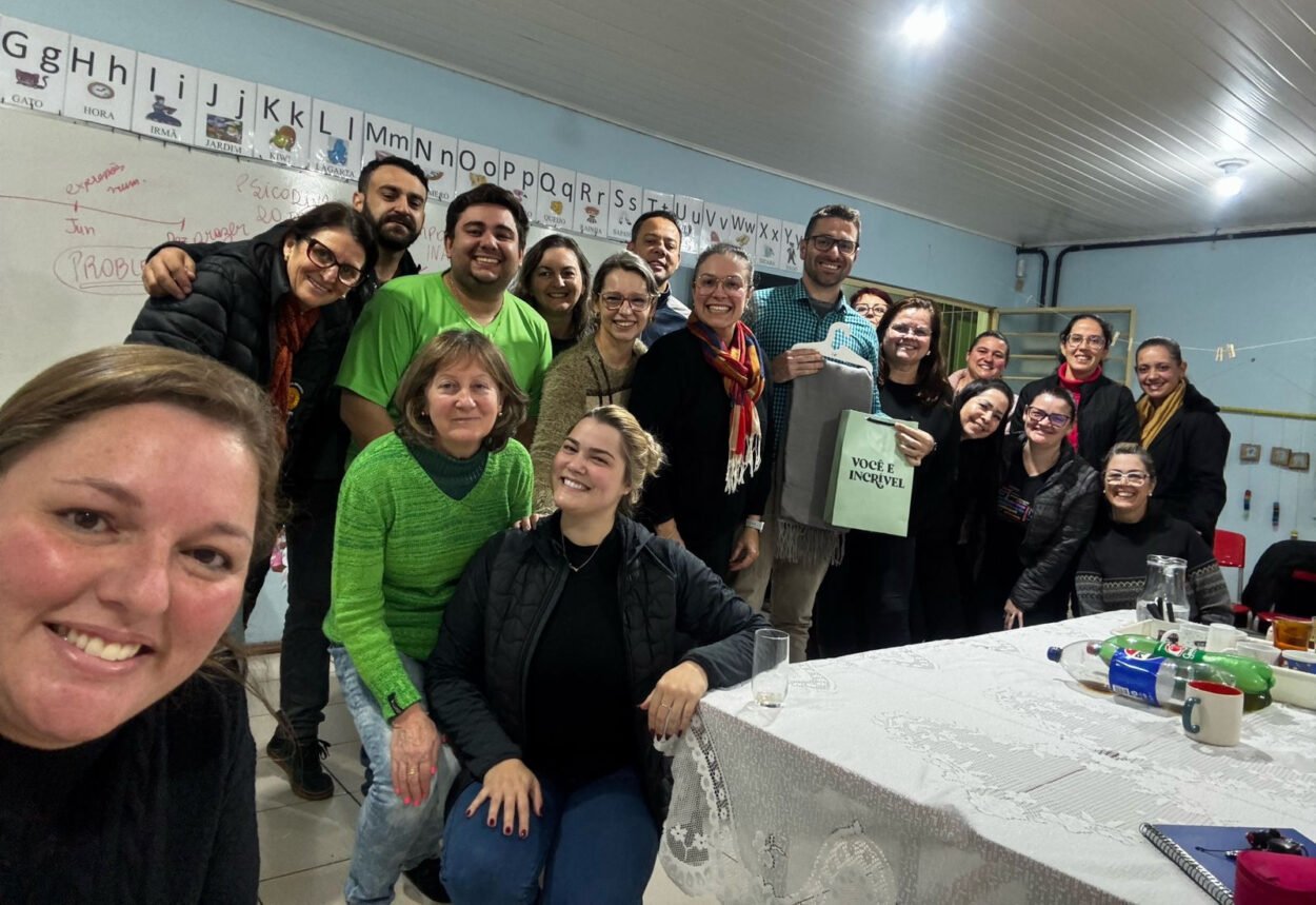 Setor de Psicologia da SMEd realiza formação na EMF Davi Canabarro