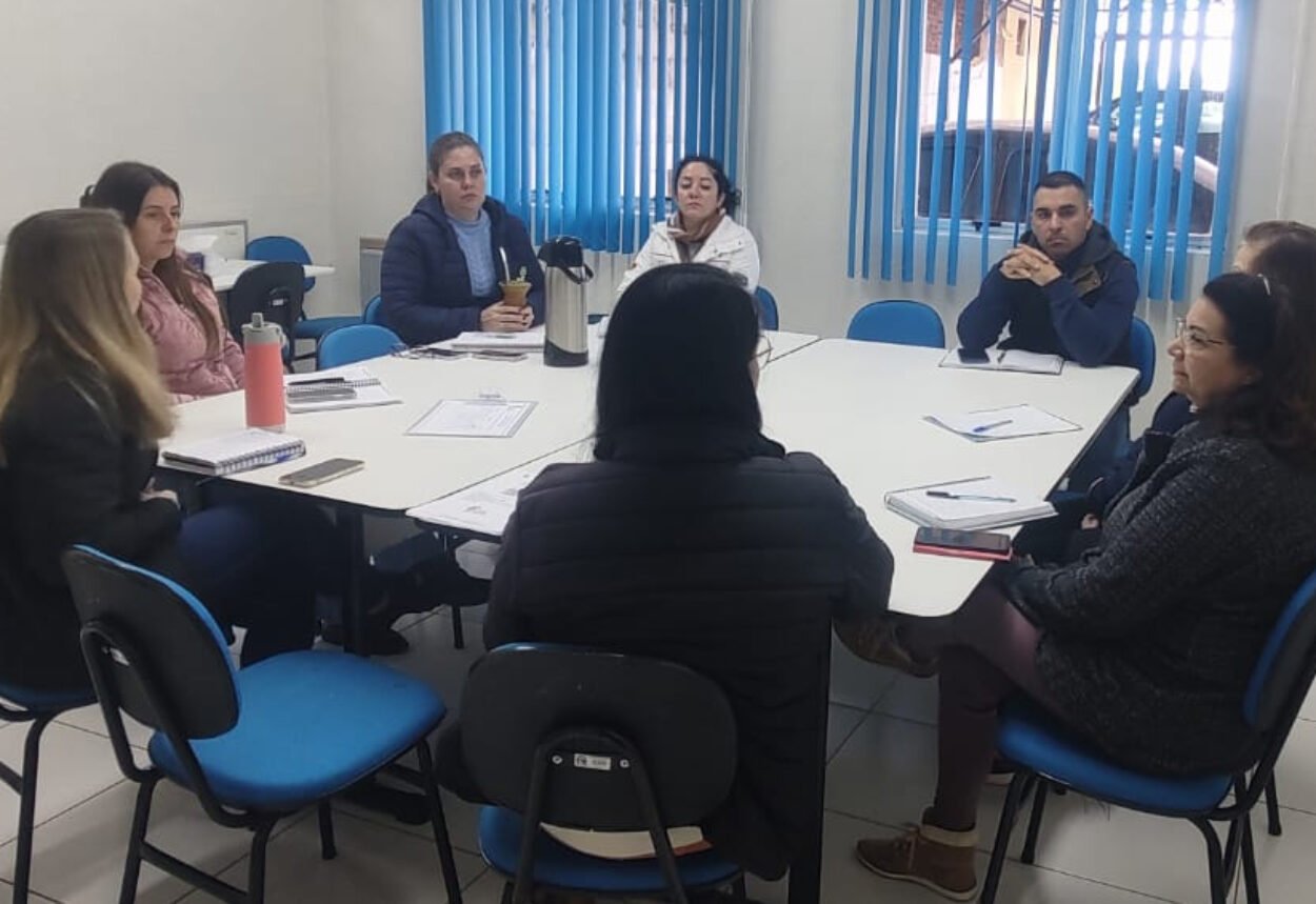 Rede de Atendimento à Mulher realiza reunião para organização do Agosto Lilás e apresenta o projeto “Kung Fu por Elas”