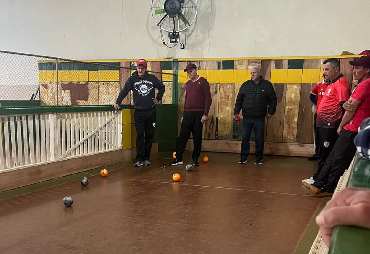 BOCHA - Primeiro jogo das finais do Municipal de Bocha agita a comunidade de Santa Lúcia.