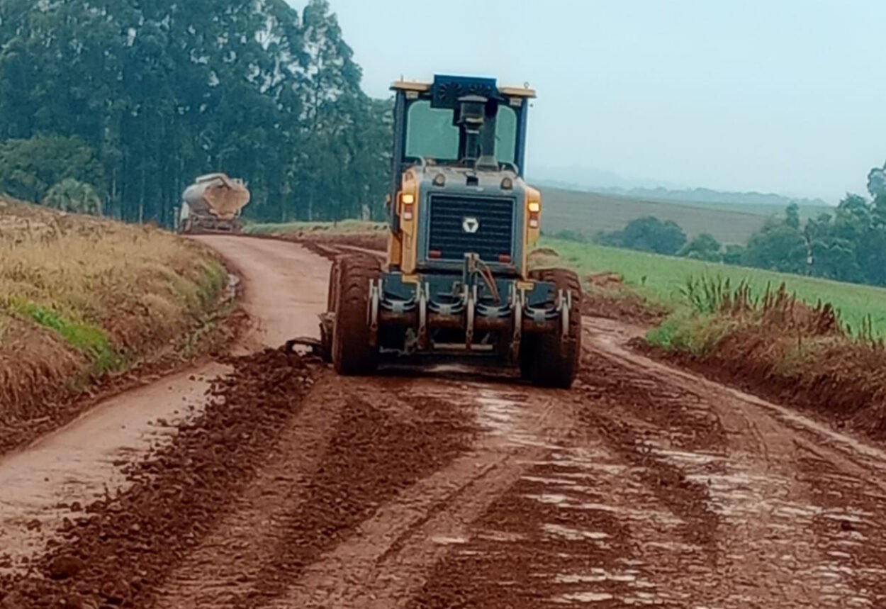 Secretaria de Obras intensifica manutenção de estradas após período de chuvas