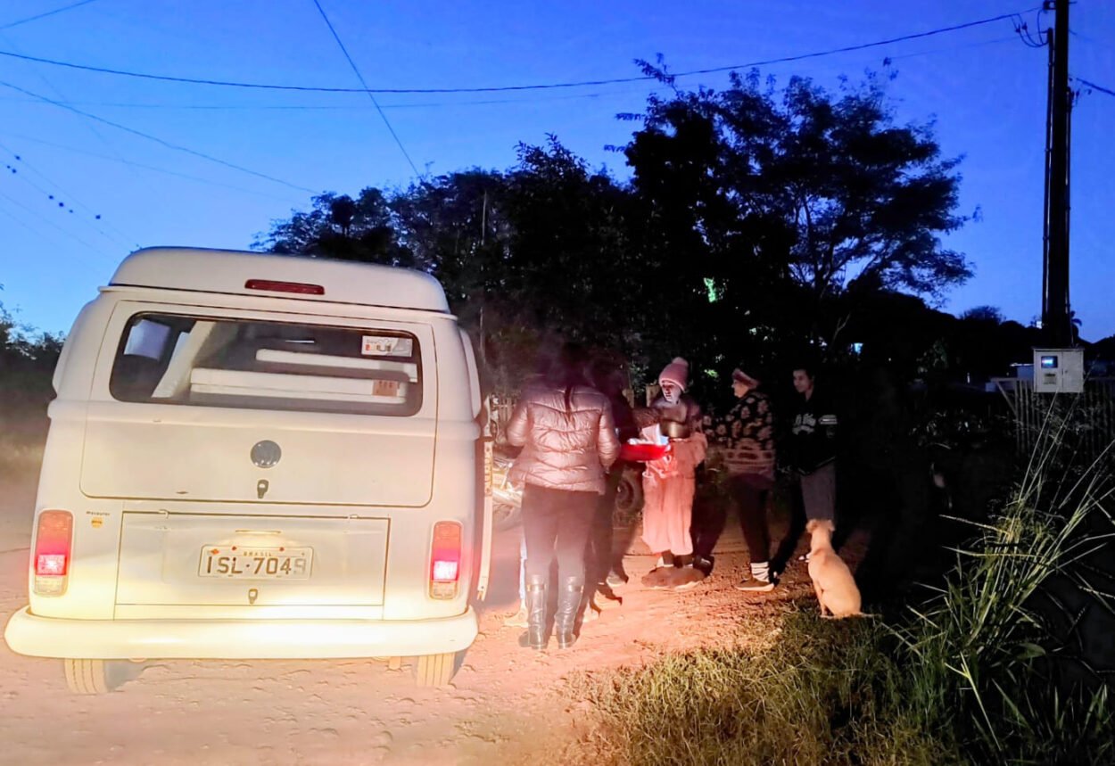 Moradores da Faixa Velha recebem a ação Sabor que Aquece