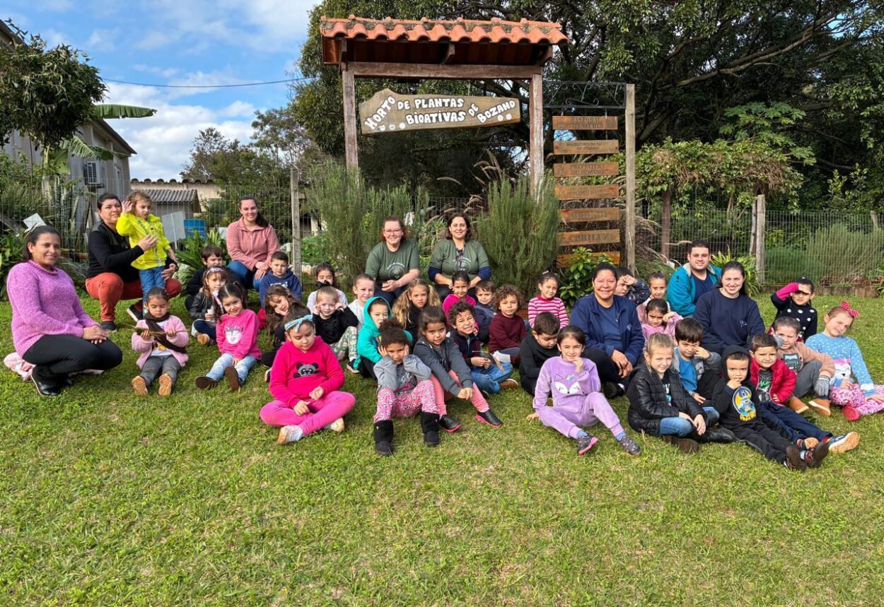 CRIANÇAS VISITAM O HORTO DE PLANTAS BIOATIVAS E VIVENCIAM APRENDIZADOS SENSORIAIS.